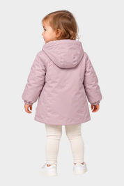 Bambina indossa giubbino Aurelia in velour lilla con cappuccio di Follower SRL, vista posteriore