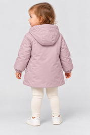 Bambina indossa giubbino Aurelia in velour lilla con cappuccio di Follower SRL, vista posteriore