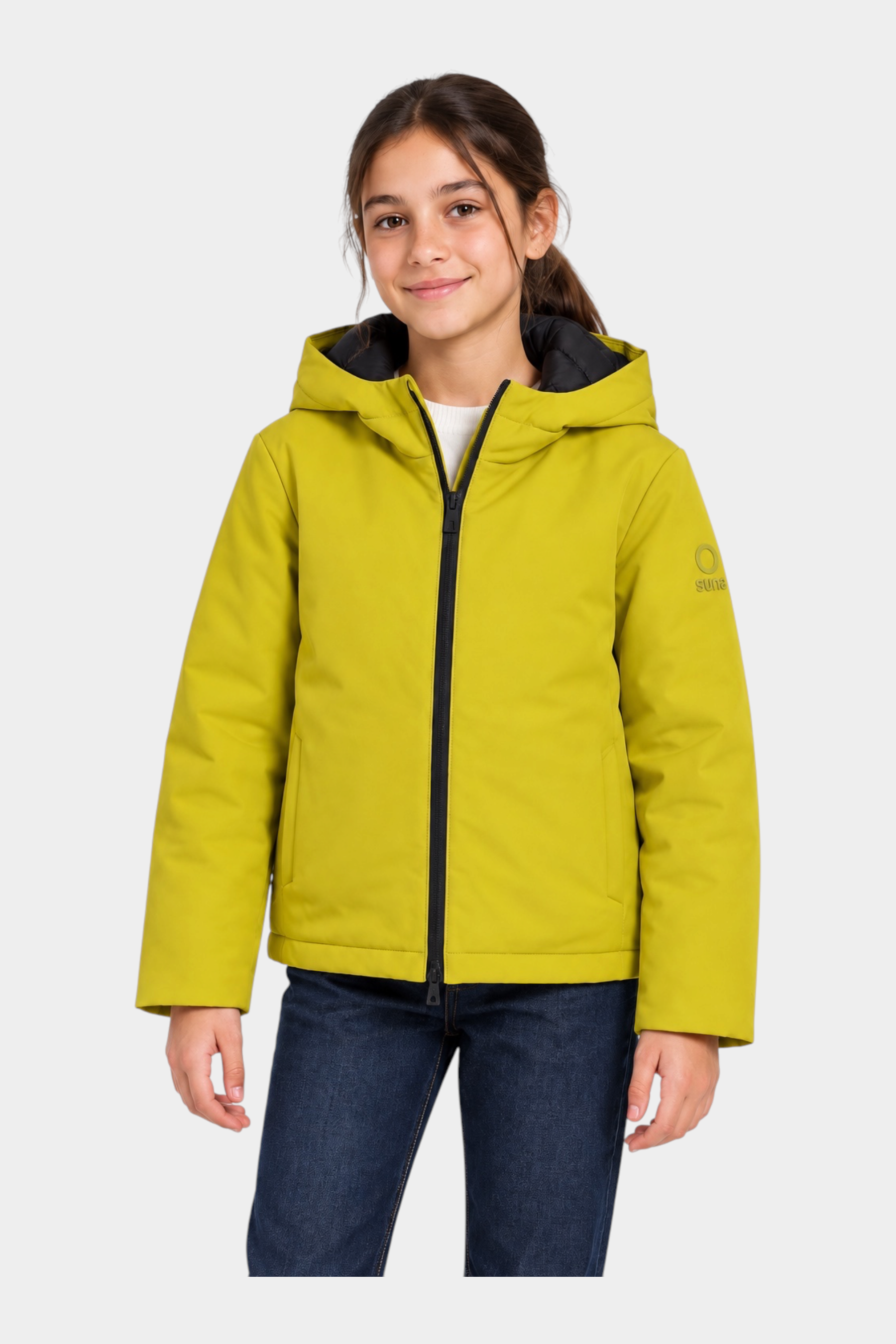 Ragazza indossa giubbino unisex giallo Austin di Follower SRL con cappuccio e zip nera