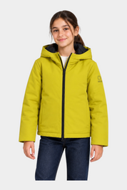 Ragazza che indossa il giubbino unisex giallo Austin di Follower SRL con cappuccio e chiusura a zip nera