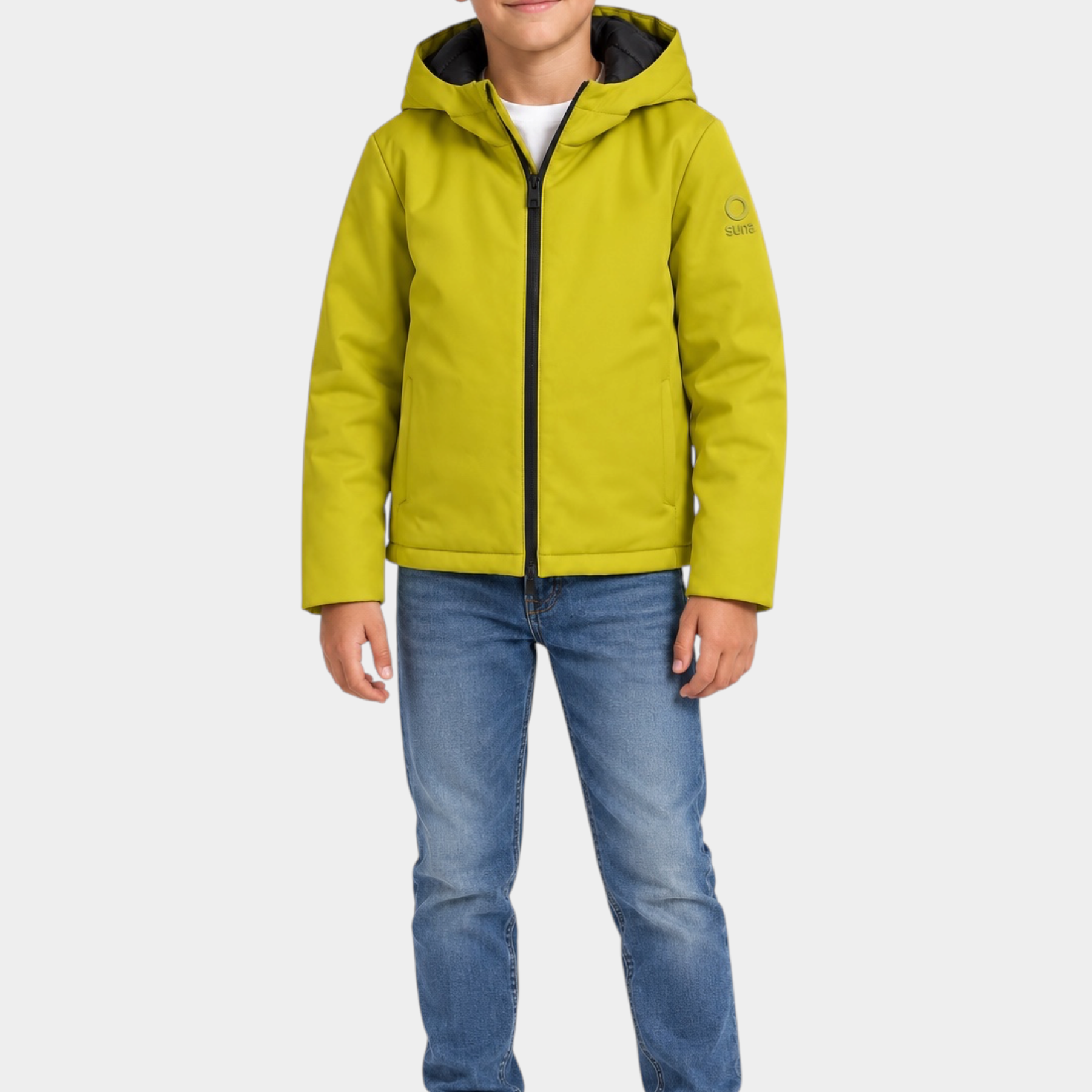 Ragazzo indossa giubbino Austin unisex giallo con cappuccio di Follower SRL, abbinato a jeans e scarpe bianche