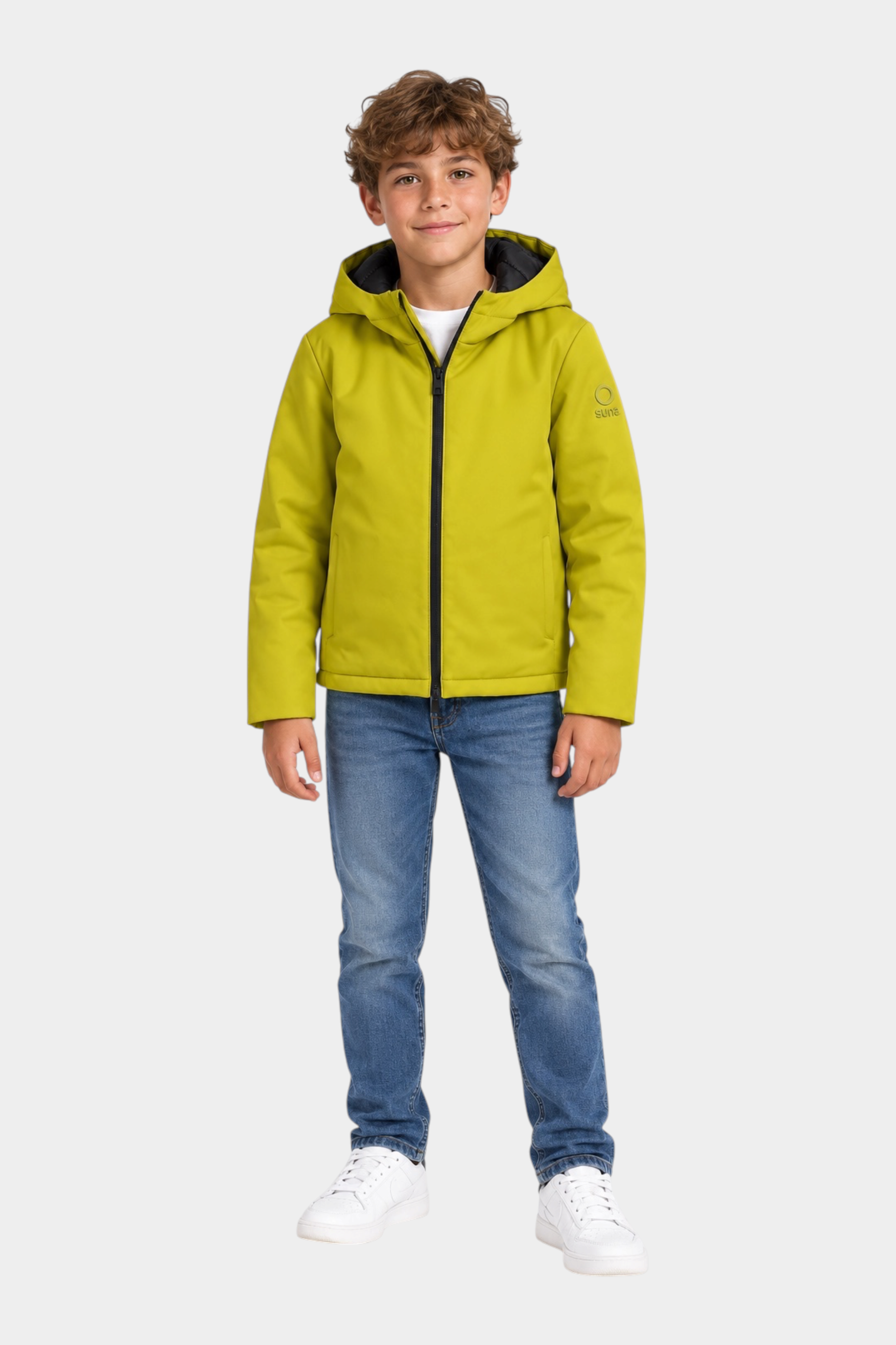 Ragazzo indossa giubbino Austin unisex giallo con cappuccio di Follower SRL, abbinato a jeans e scarpe bianche
