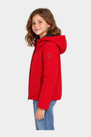 Bambina che indossa il giubbino unisex rosso Austin di Follower SRL con cappuccio e logo SUNS BOARDS sulla manica
