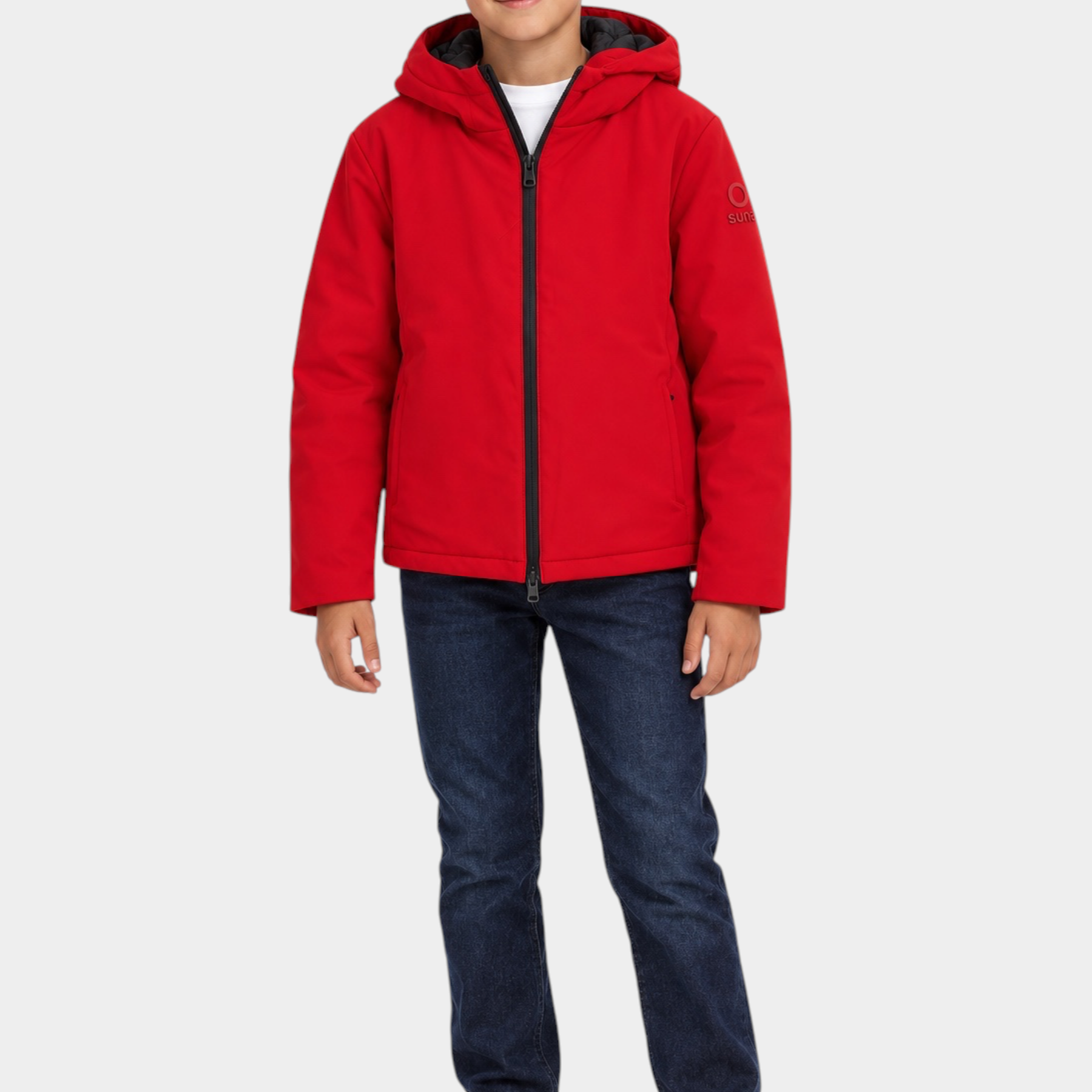 Ragazzo indossa giubbino rosso Austin Unisex di Follower SRL con cappuccio e zip frontale nera