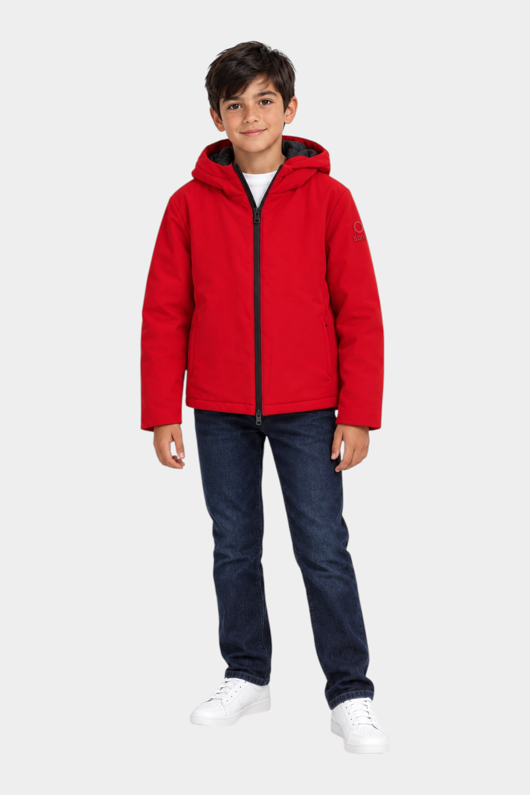Ragazzo indossa giubbino rosso Austin Unisex di Follower SRL con cappuccio e zip frontale nera