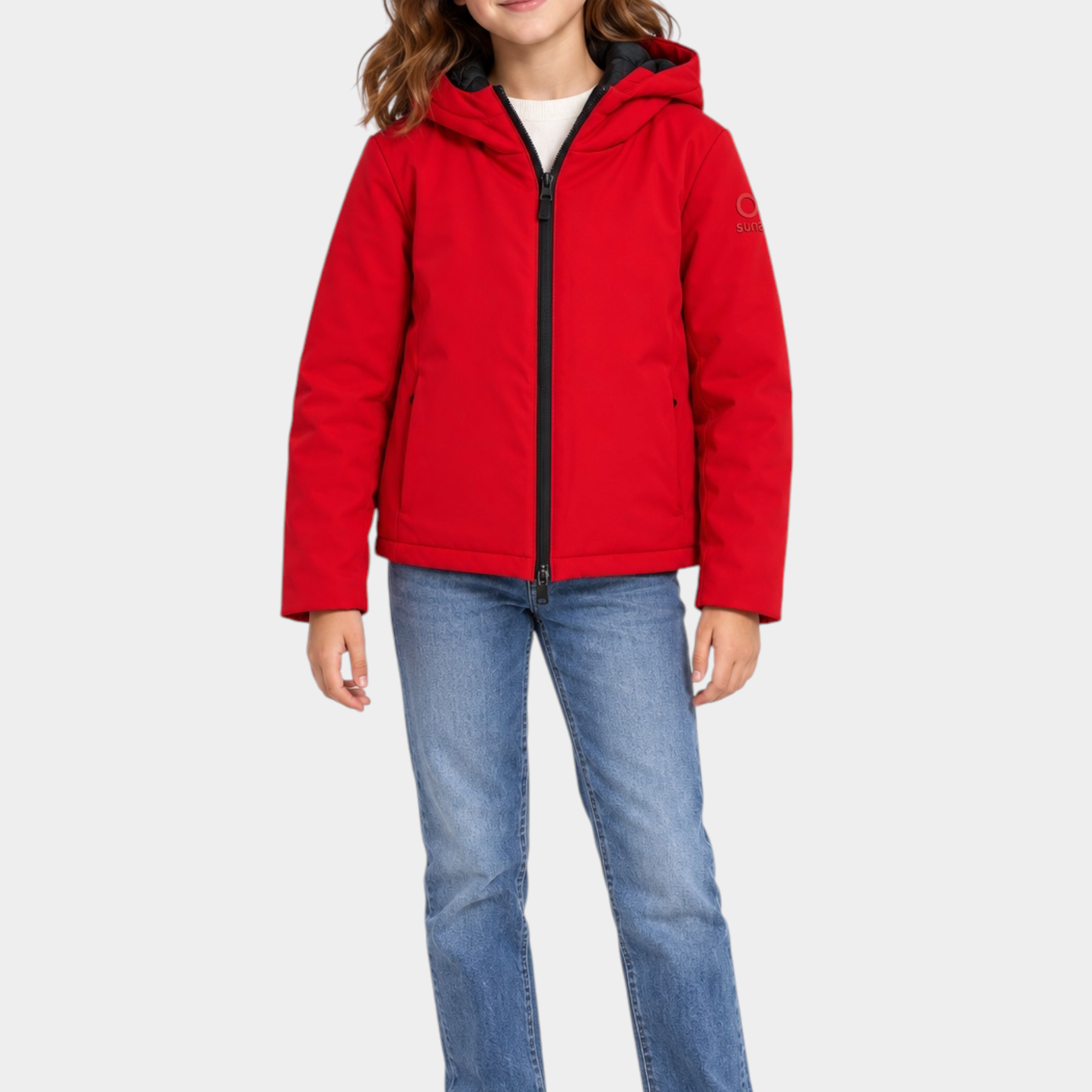 Bambina che indossa il giubbino unisex rosso Austin di Follower SRL con cappuccio e zip nera a contrasto