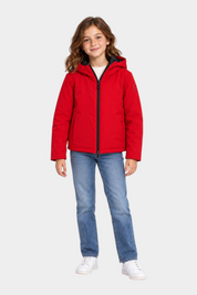 Bambina che indossa il giubbino unisex rosso Austin di Follower SRL con cappuccio e zip nera a contrasto