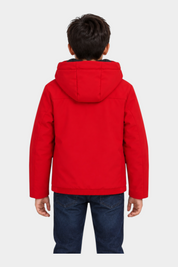 Vista posteriore di un bambino che indossa il giubbino unisex rosso Austin di Follower SRL con cappuccio