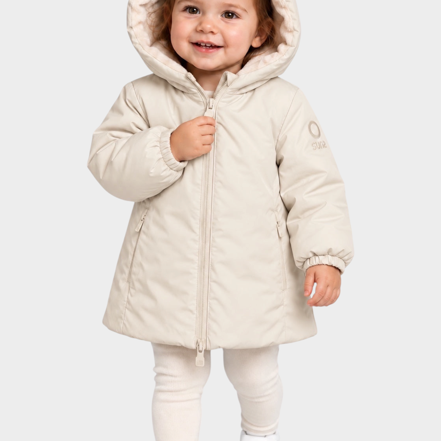 Bambina che indossa il giubbino Aurelia in velour color avorio di Follower SRL con cappuccio e chiusura a zip