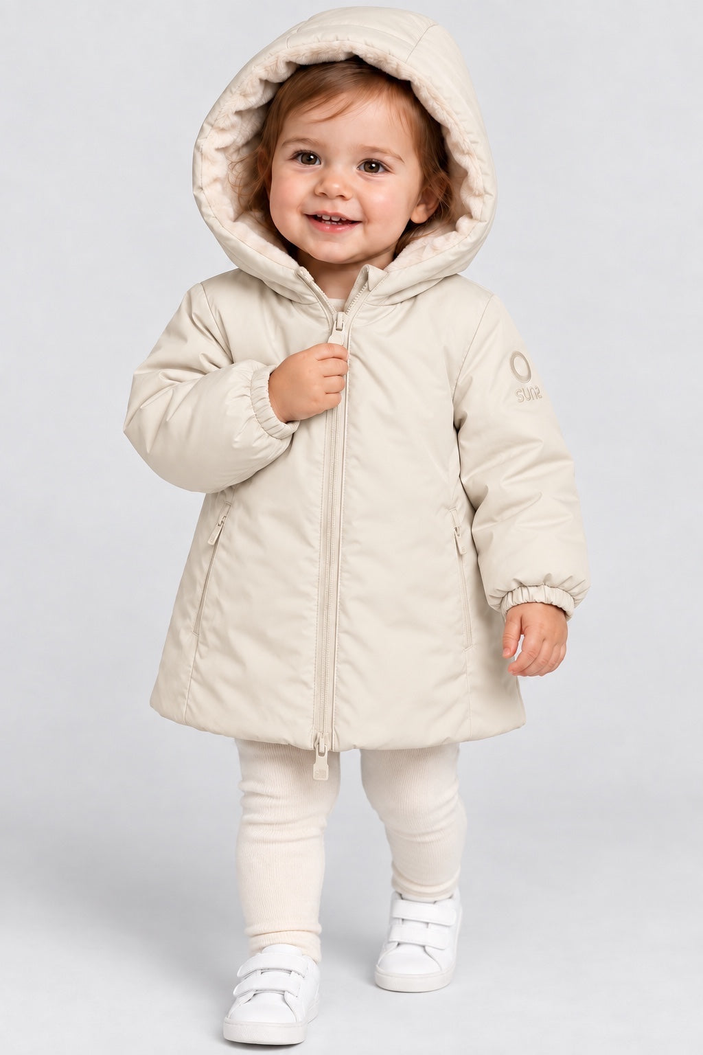 Bambina che indossa il giubbino Aurelia in velour color avorio di Follower SRL con cappuccio e chiusura a zip