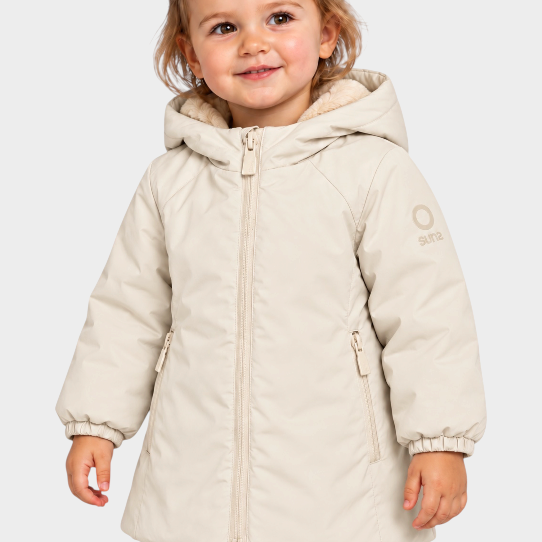 Bambina che indossa un giubbino Follower SRL Aurelia in velluto color avorio con cappuccio e chiusura a zip