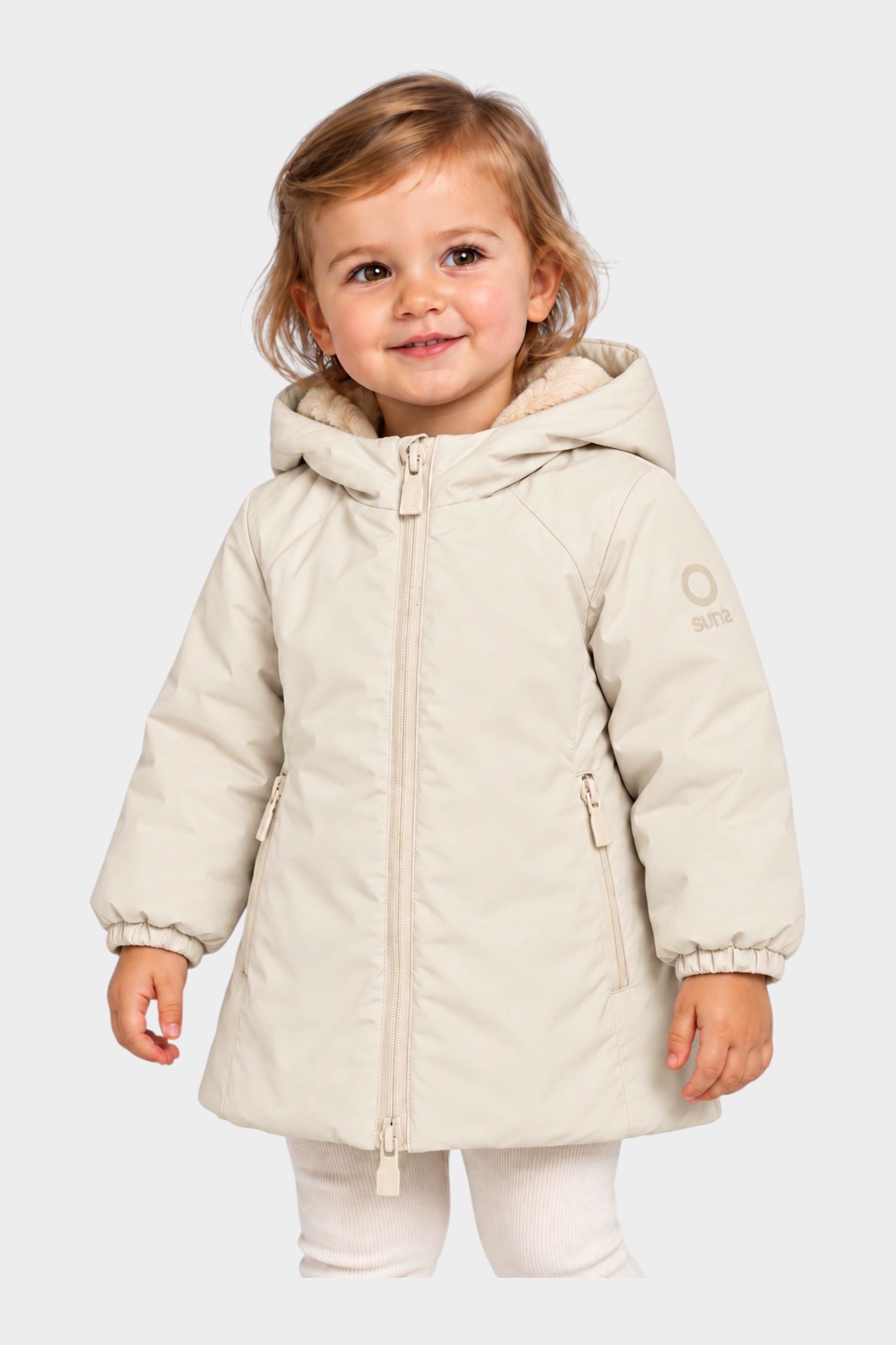 Bambina che indossa un giubbino Follower SRL Aurelia in velluto color avorio con cappuccio e chiusura a zip