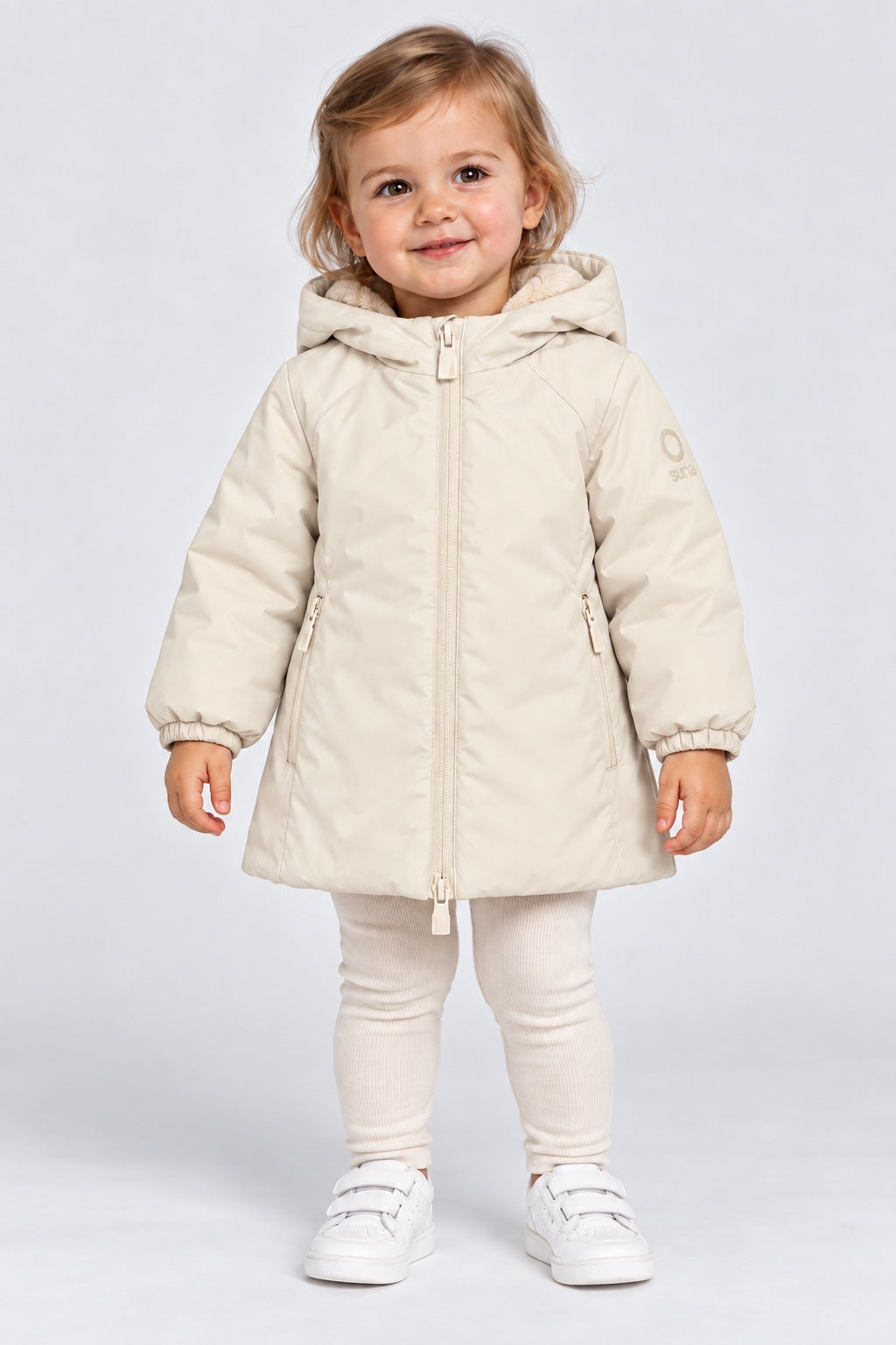 Bambina che indossa il giubbino Aurelia Velour color avorio di Follower SRL con cappuccio e chiusura a zip