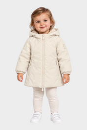 Bambina che indossa il giubbino Aurelia Velour color avorio di Follower SRL con cappuccio e chiusura a zip