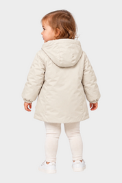 Bambina che indossa il giubbino Aurelia in velluto color avorio di Follower SRL con cappuccio, vista posteriore