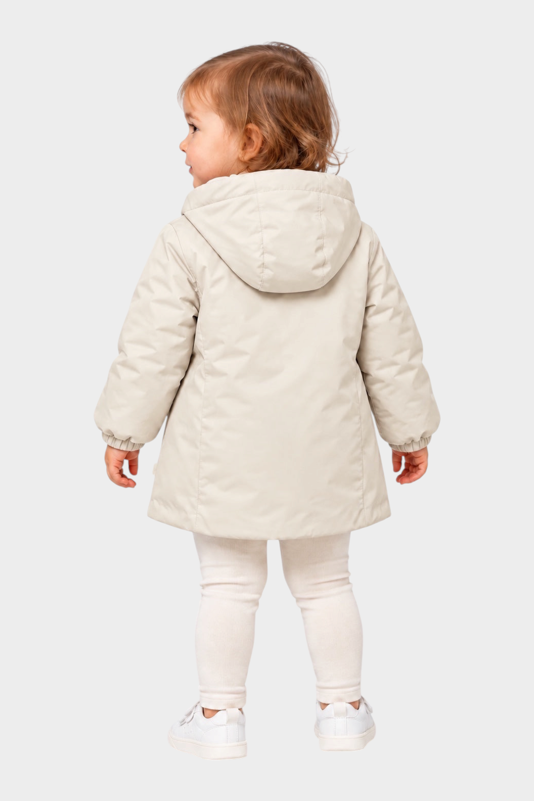 Bambina che indossa il giubbino Aurelia in velluto color avorio di Follower SRL con cappuccio, vista posteriore