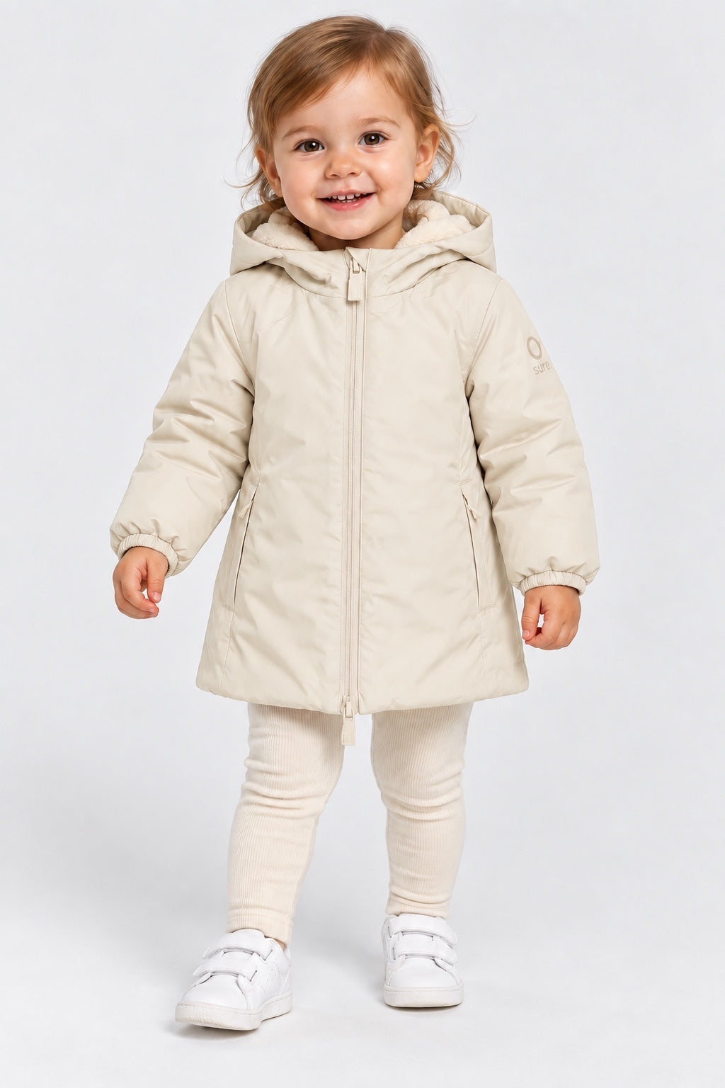 Bambina che indossa il giubbino Aurelia in velluto color avorio di Follower SRL con cappuccio e chiusura a zip