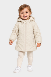 Bambina che indossa il giubbino Aurelia in velluto color avorio di Follower SRL con cappuccio e chiusura a zip