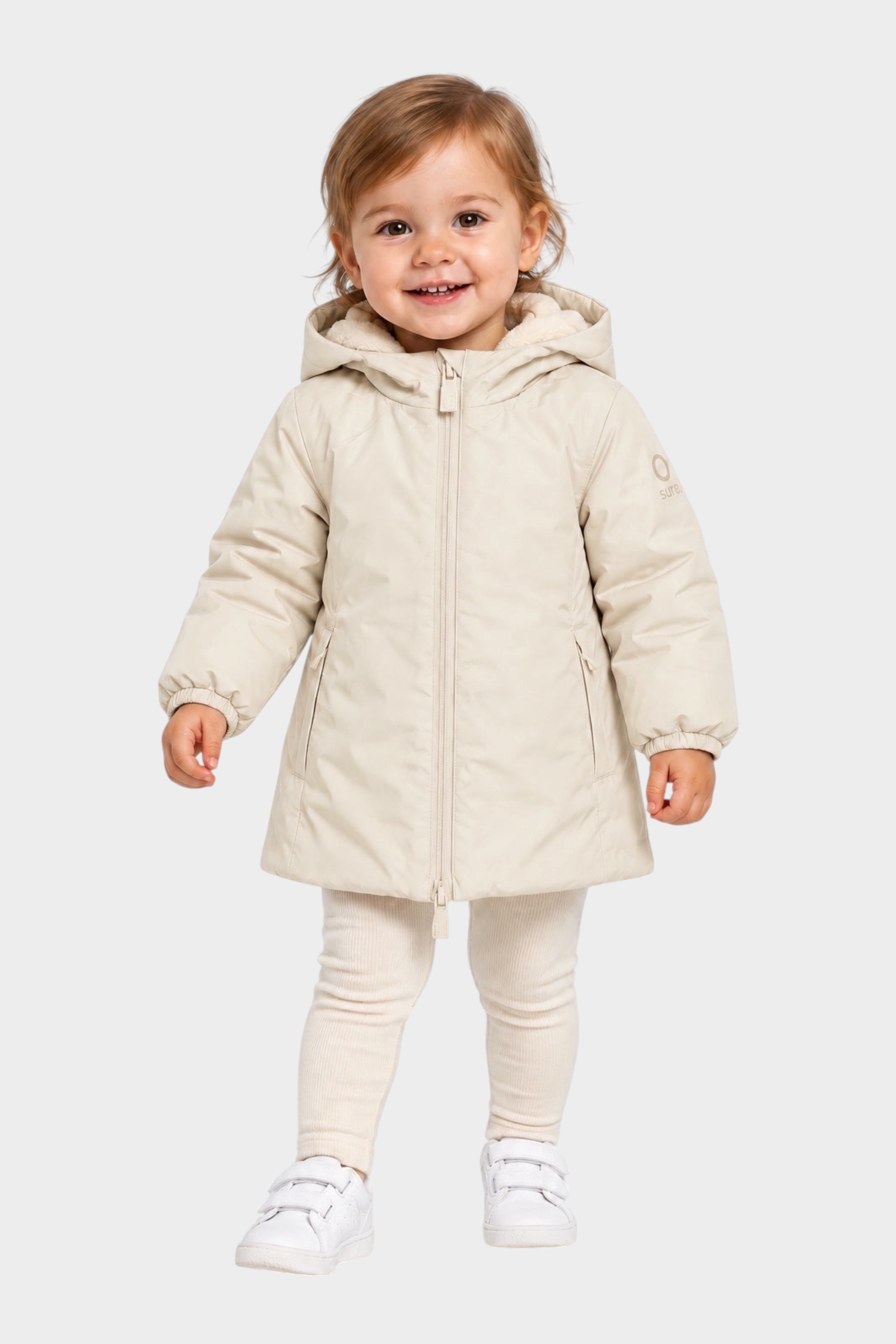Bambina che indossa il giubbino Aurelia in velluto color avorio di Follower SRL con cappuccio e chiusura a zip