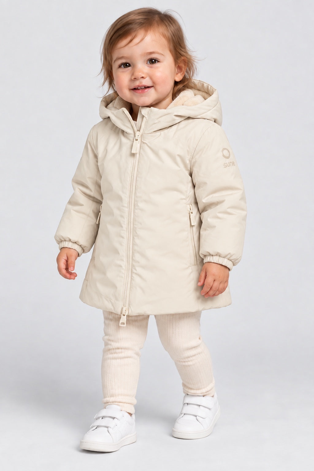 Bambina che indossa il giubbino Aurelia Velour avorio di Follower SRL con cappuccio e chiusura a zip