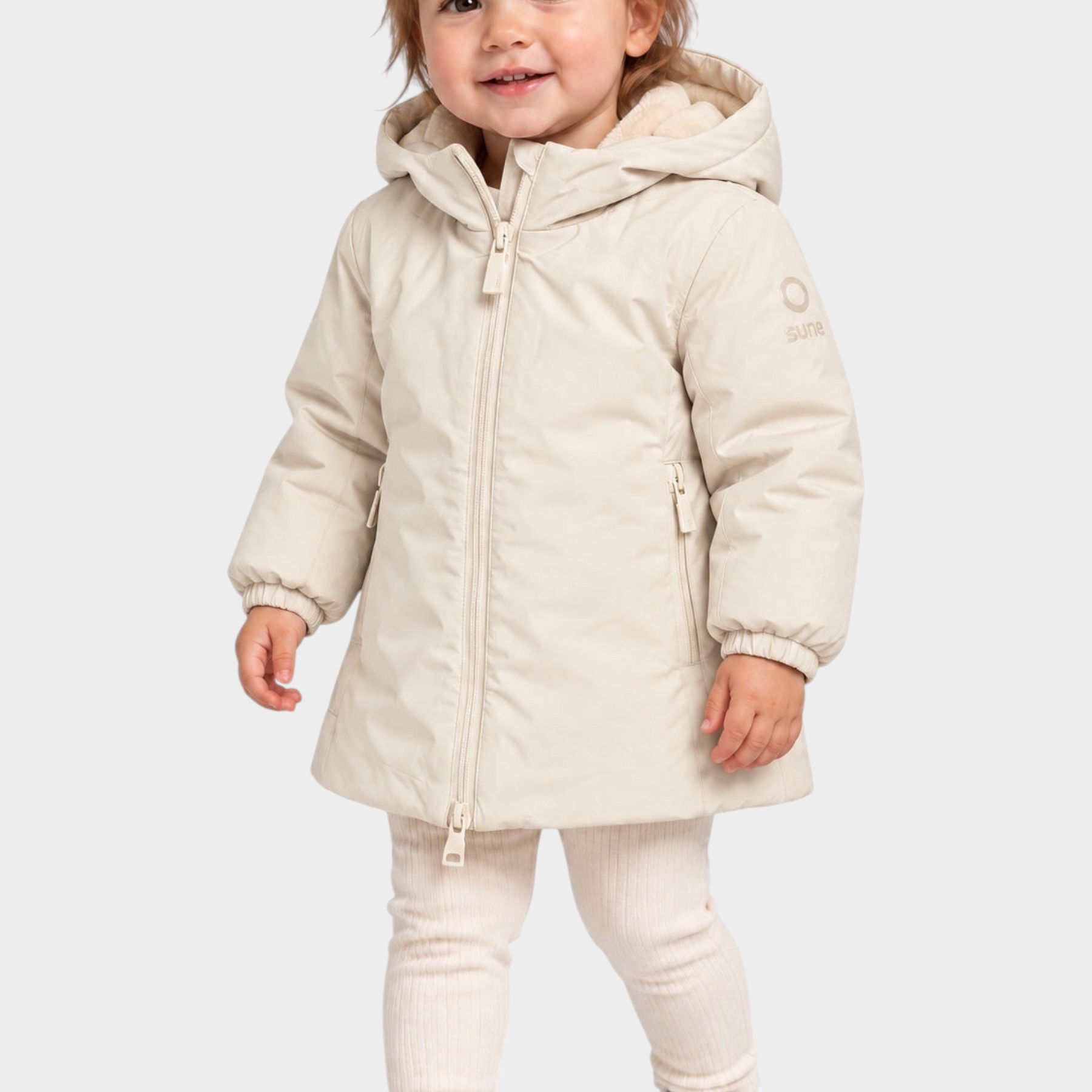 Bambina che indossa il giubbino Aurelia Velour avorio di Follower SRL con cappuccio e chiusura a zip