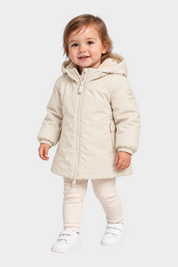 Bambina che indossa il giubbino Aurelia Velour avorio di Follower SRL con cappuccio e chiusura a zip