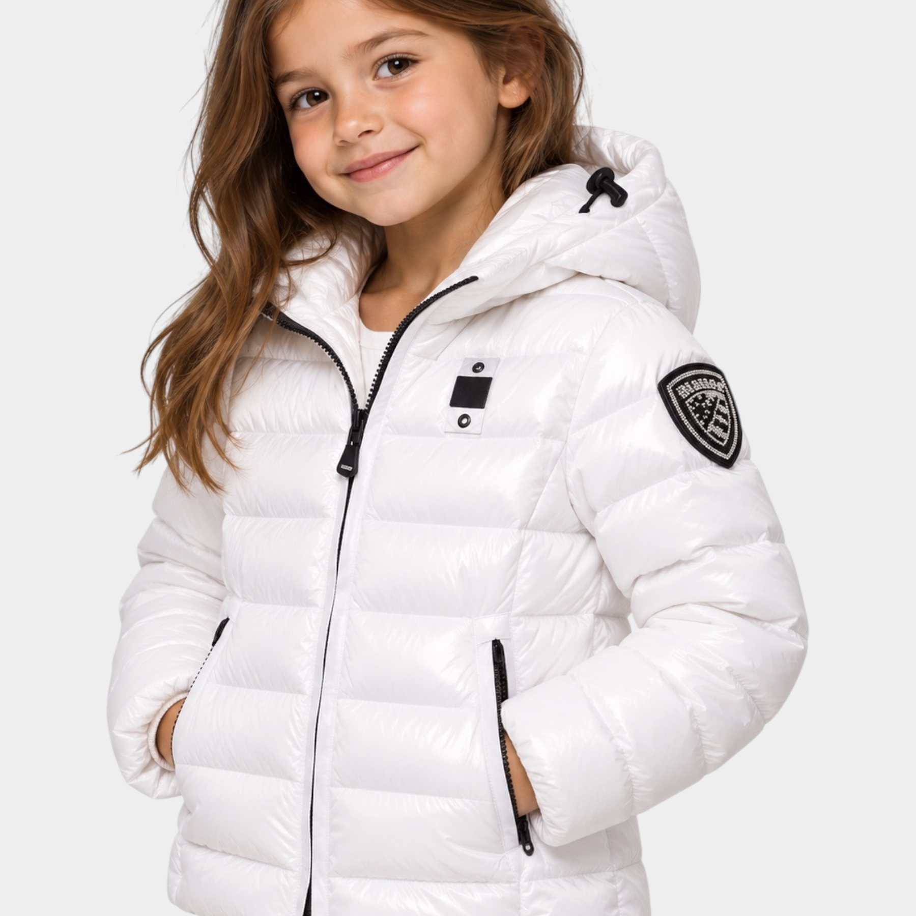 Bambina indossa giubbino invernale bianco Blauer Follower SRL in nylon idrorepellente con cappuccio e patch logo