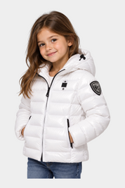 Bambina indossa giubbino invernale bianco Blauer Follower SRL in nylon idrorepellente con cappuccio e patch logo