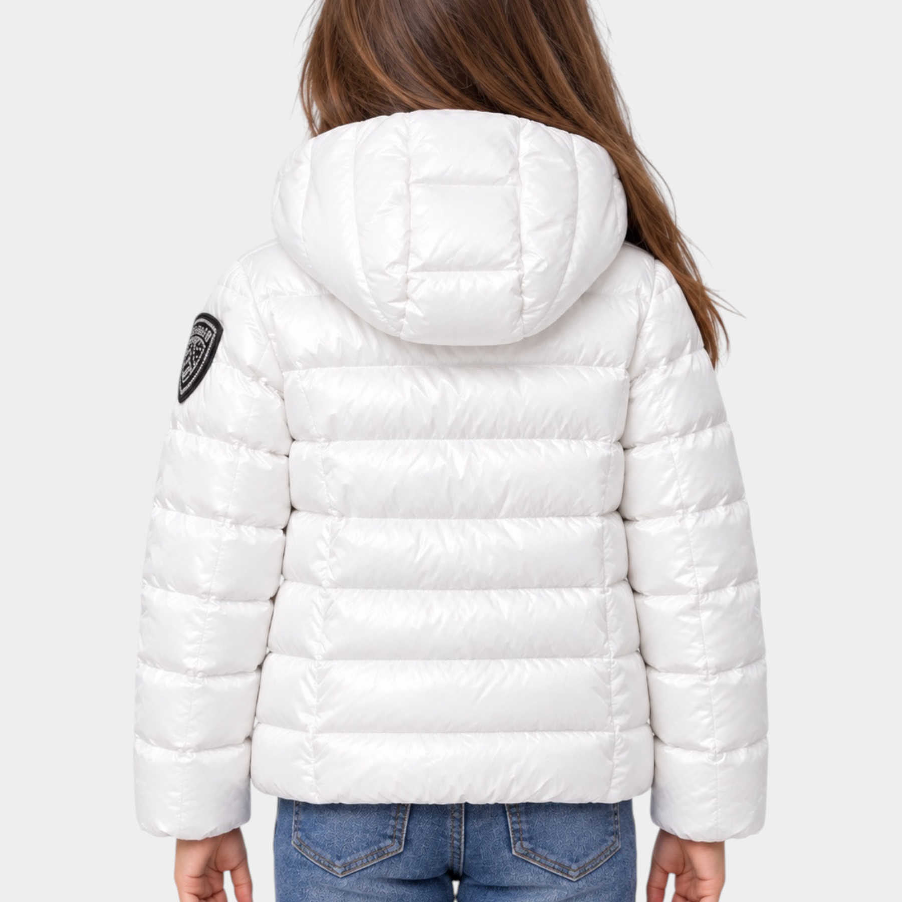 Bambina indossa giubbino invernale bianco Follower SRL in nylon trapuntato con cappuccio e logo sulla manica