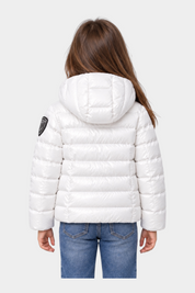 Bambina indossa giubbino invernale bianco Follower SRL in nylon trapuntato con cappuccio e logo sulla manica