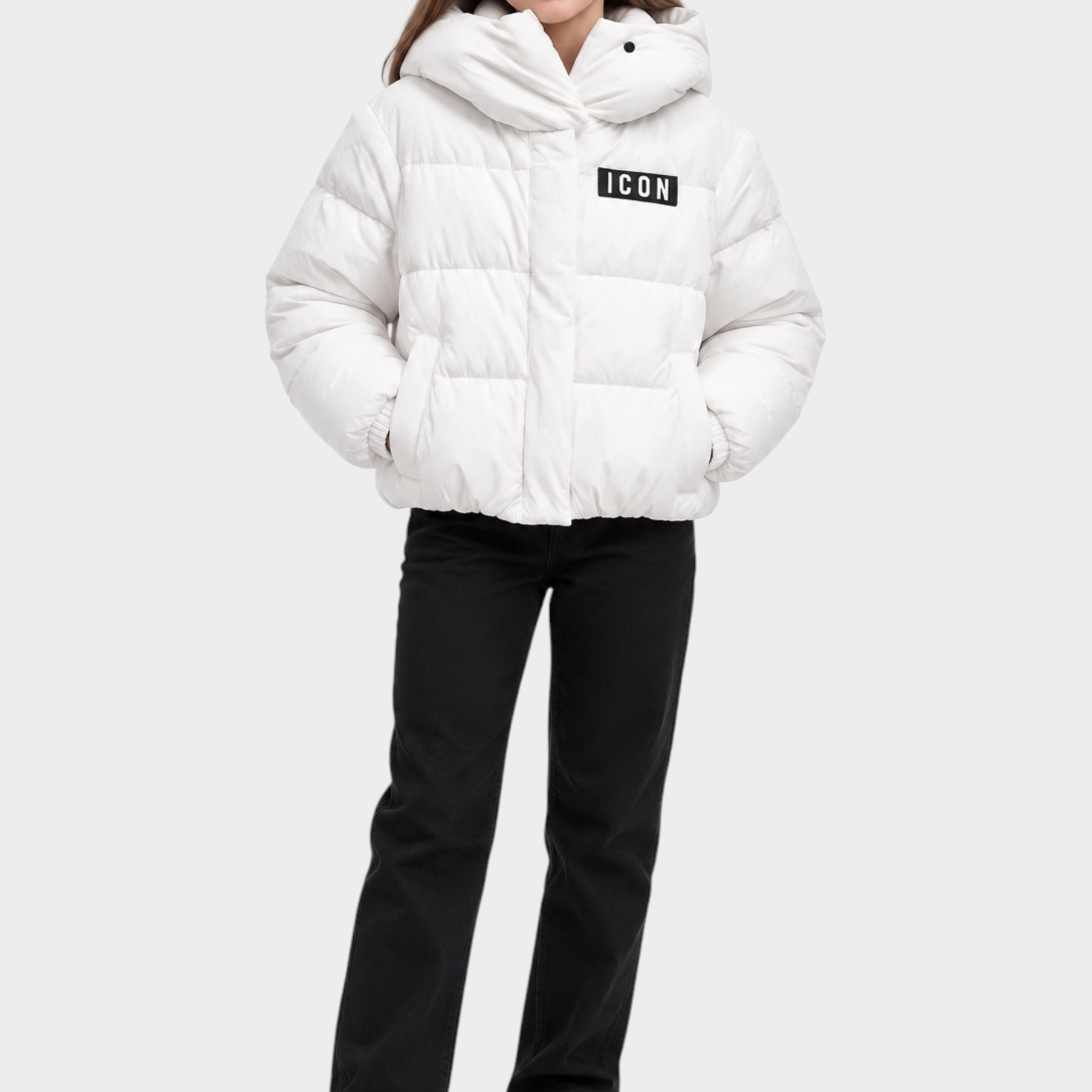 Bambina indossa giubbino Follower SRL bianco imbottito con cappuccio e patch logo ICON nero sul petto