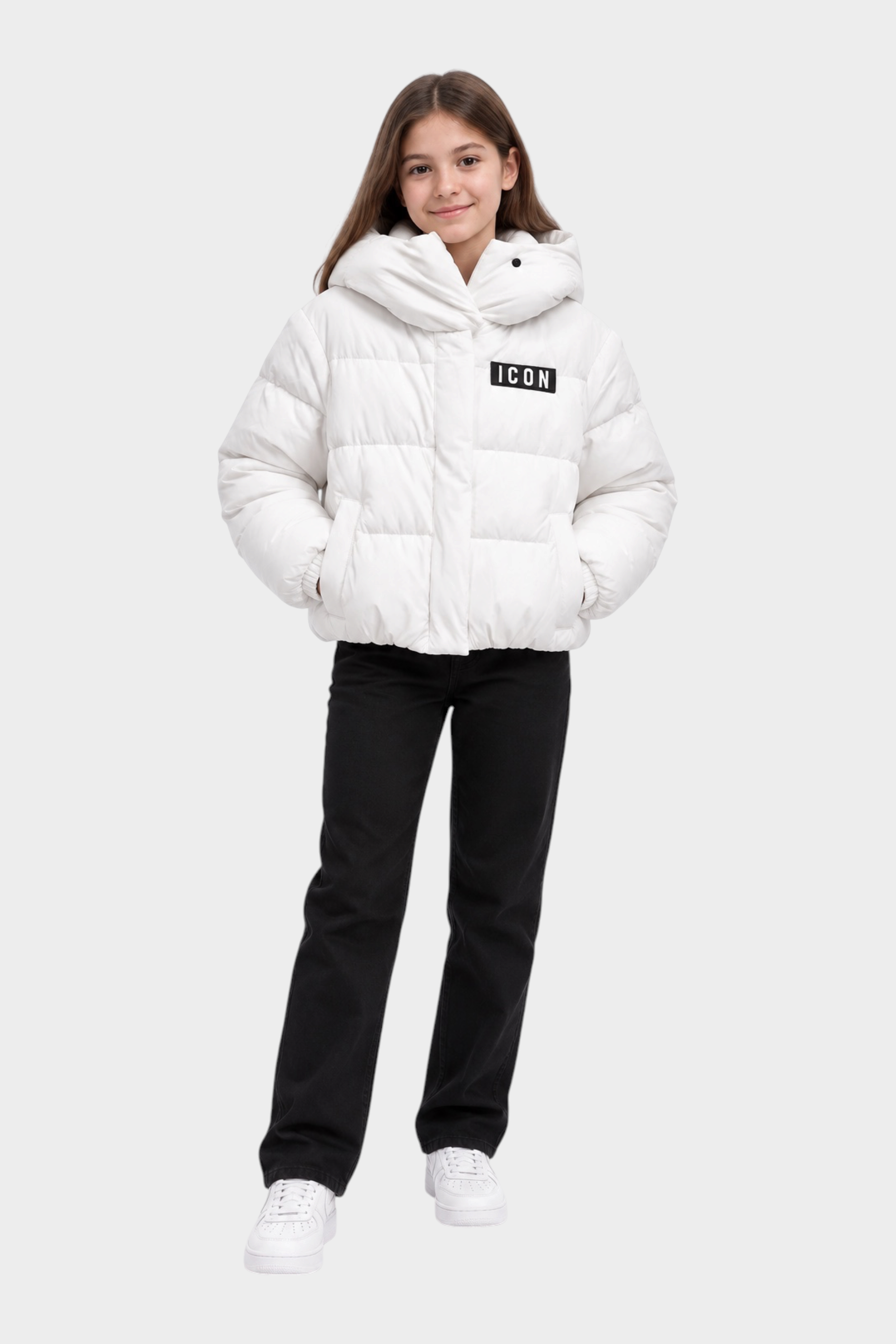 Bambina indossa giubbino Follower SRL bianco imbottito con cappuccio e patch logo ICON nero sul petto