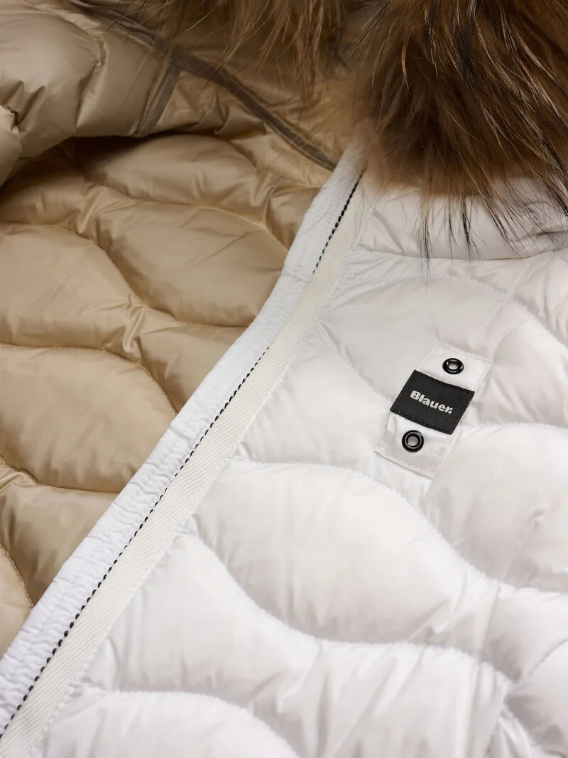 Dettaglio del giubbino bianco Follower SRL Blauer per bambina con interno trapuntato beige e bordo in pelliccia