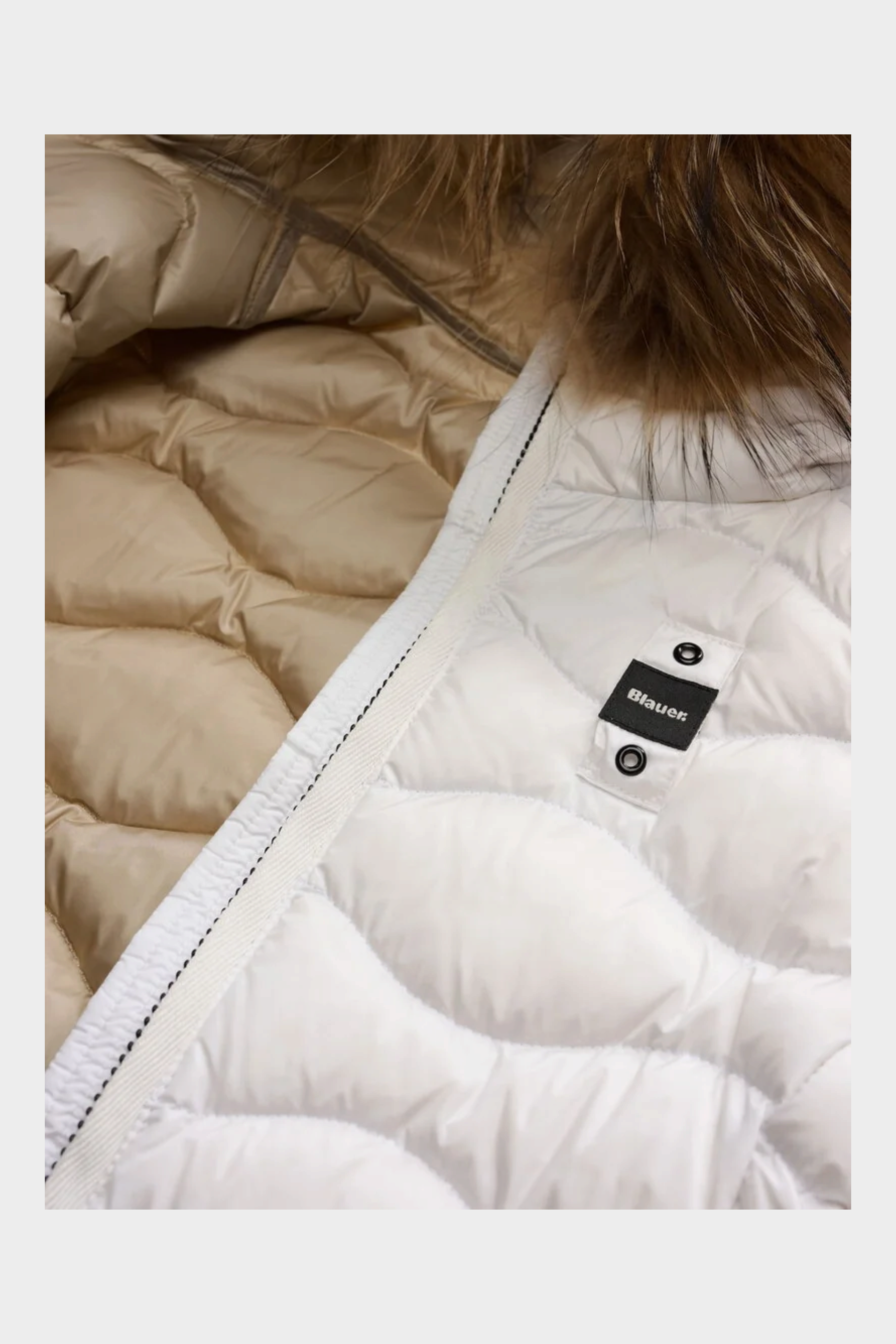 Dettaglio del giubbino bianco Follower SRL Blauer per bambina con interno trapuntato beige e bordo in pelliccia