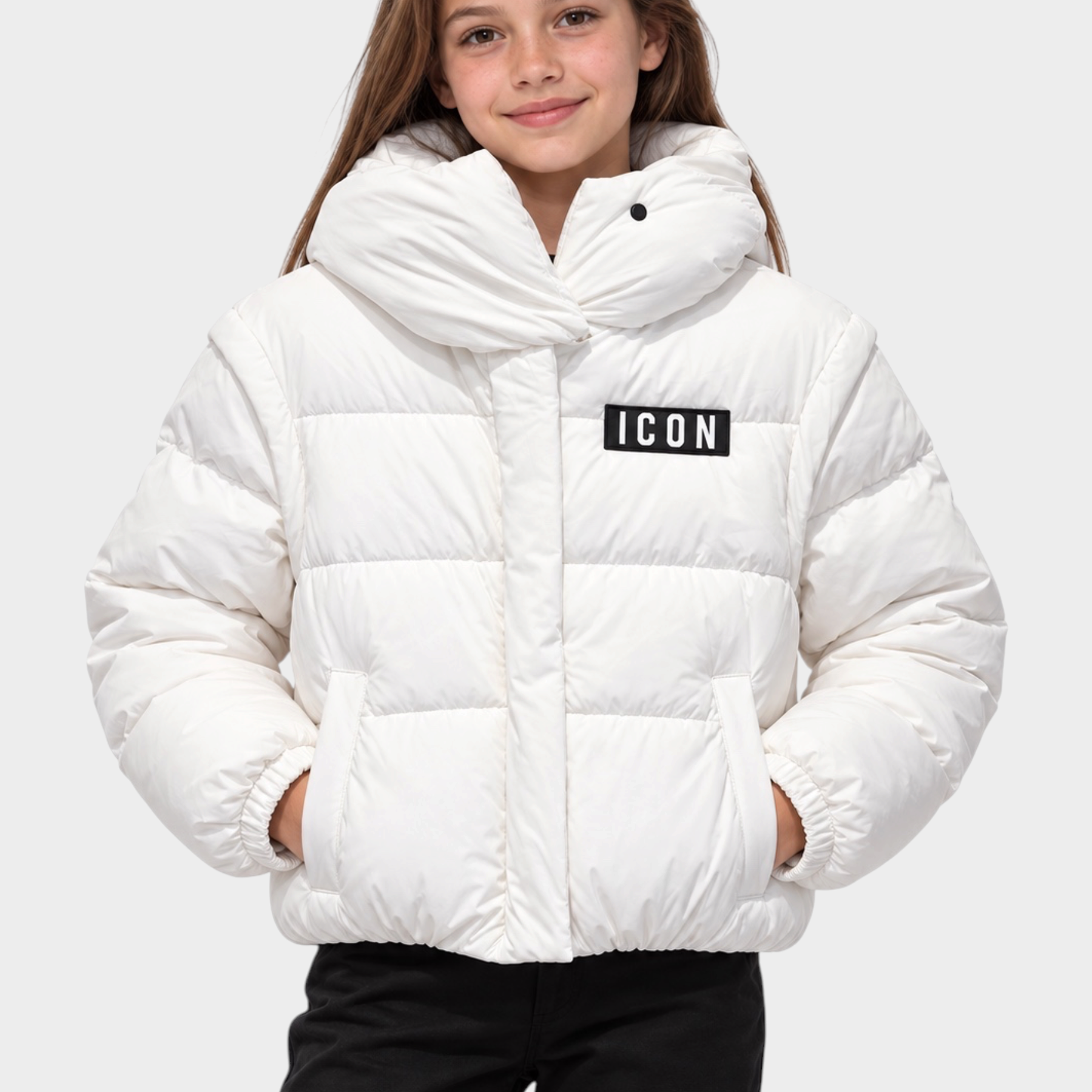 Bambina indossa giubbino Follower SRL bianco imbottito con cappuccio e logo ICON nero sul petto