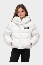 Bambina indossa giubbino Follower SRL bianco imbottito con cappuccio e logo ICON nero sul petto