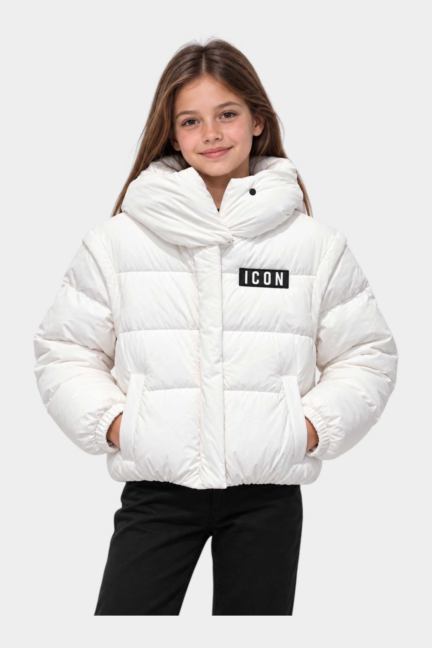 Bambina indossa giubbino Follower SRL bianco imbottito con cappuccio e logo ICON nero sul petto