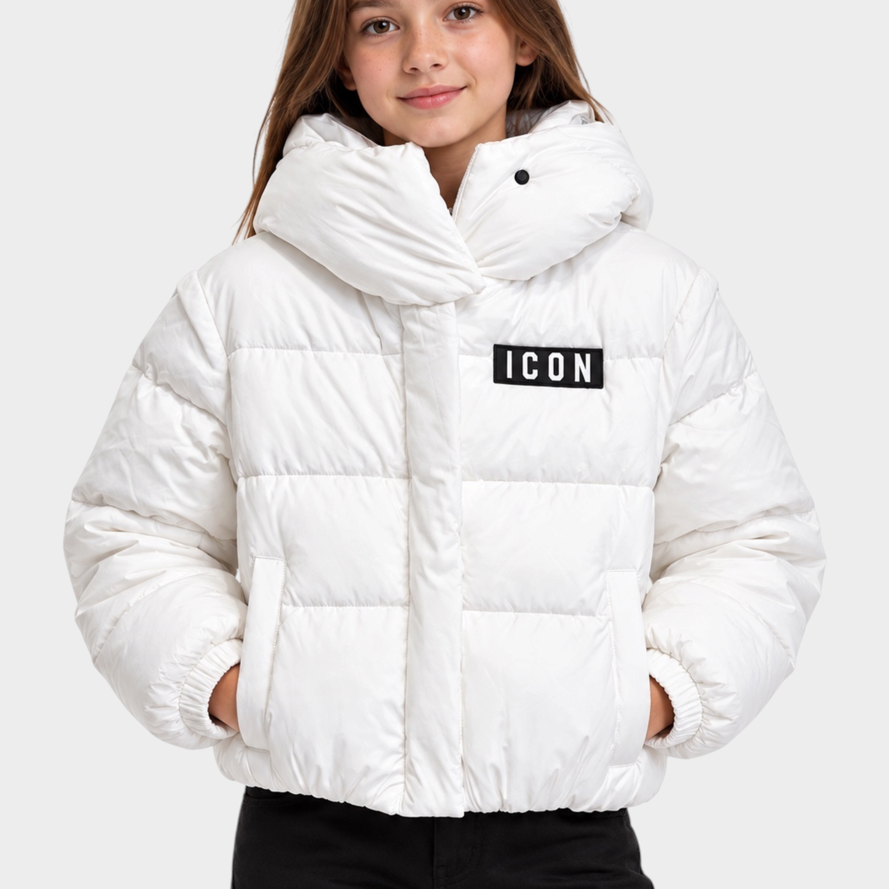 Bambina indossa giubbino Follower SRL bianco imbottito con cappuccio e logo ICON nero sul petto