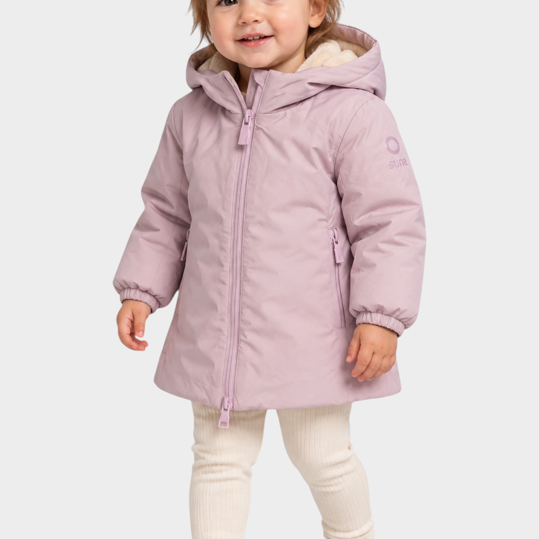 Bambina che indossa un giubbino lilla in velluto con cappuccio Follower SRL, ideale per le giornate invernali