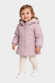 Bambina che indossa un giubbino lilla in velluto con cappuccio Follower SRL, ideale per le giornate invernali