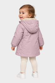 Bambina che indossa il giubbino Aurelia in velluto lilla con cappuccio e interno in pelliccia sintetica Follower SRL
