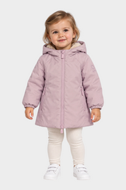 Bambina che indossa il giubbino lilla Aurelia Velour di Follower SRL con cappuccio e chiusura a zip