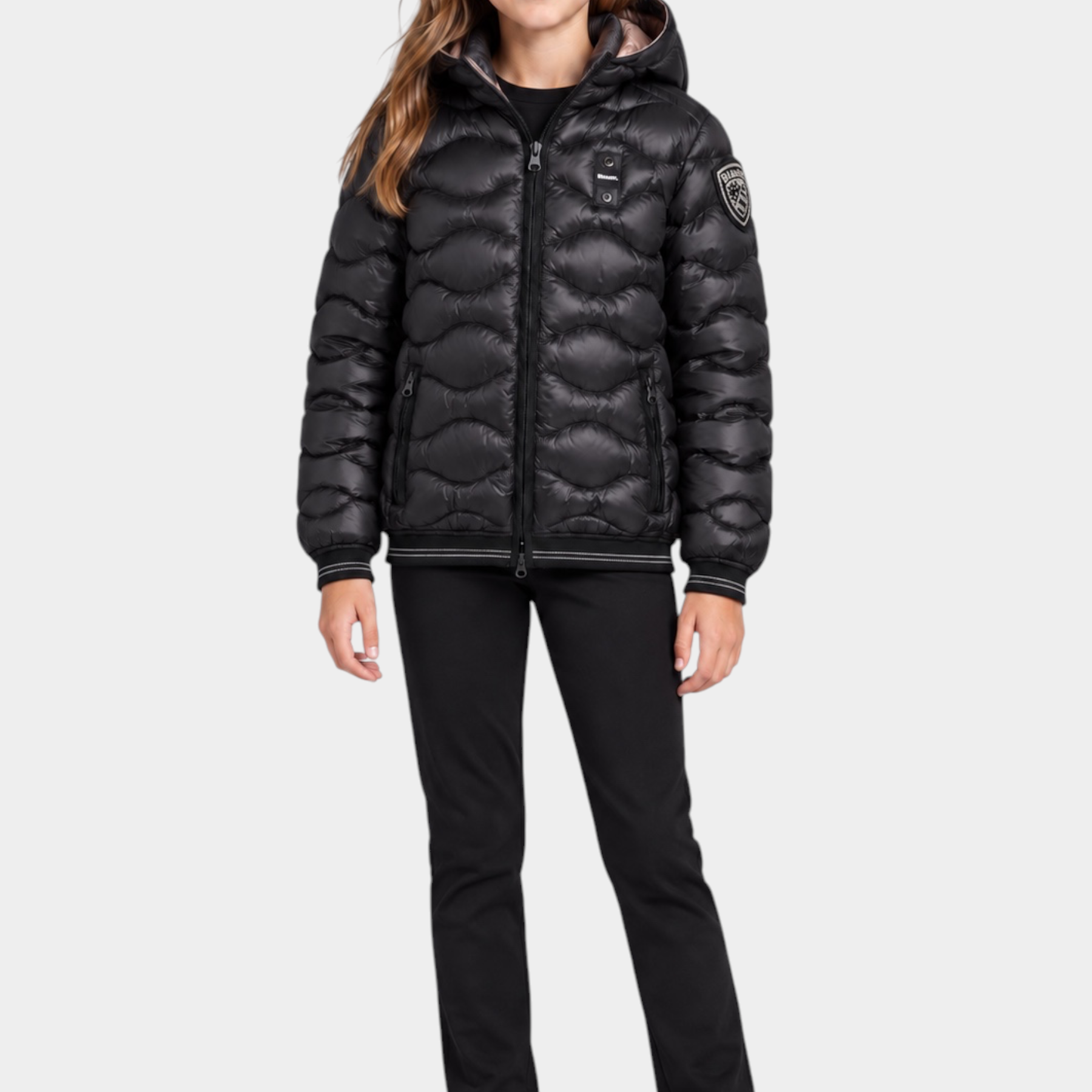 Ragazza indossa giubbino trapuntato nero BLAUER modello Lowell con cappuccio e logo sulla manica, Follower SRL