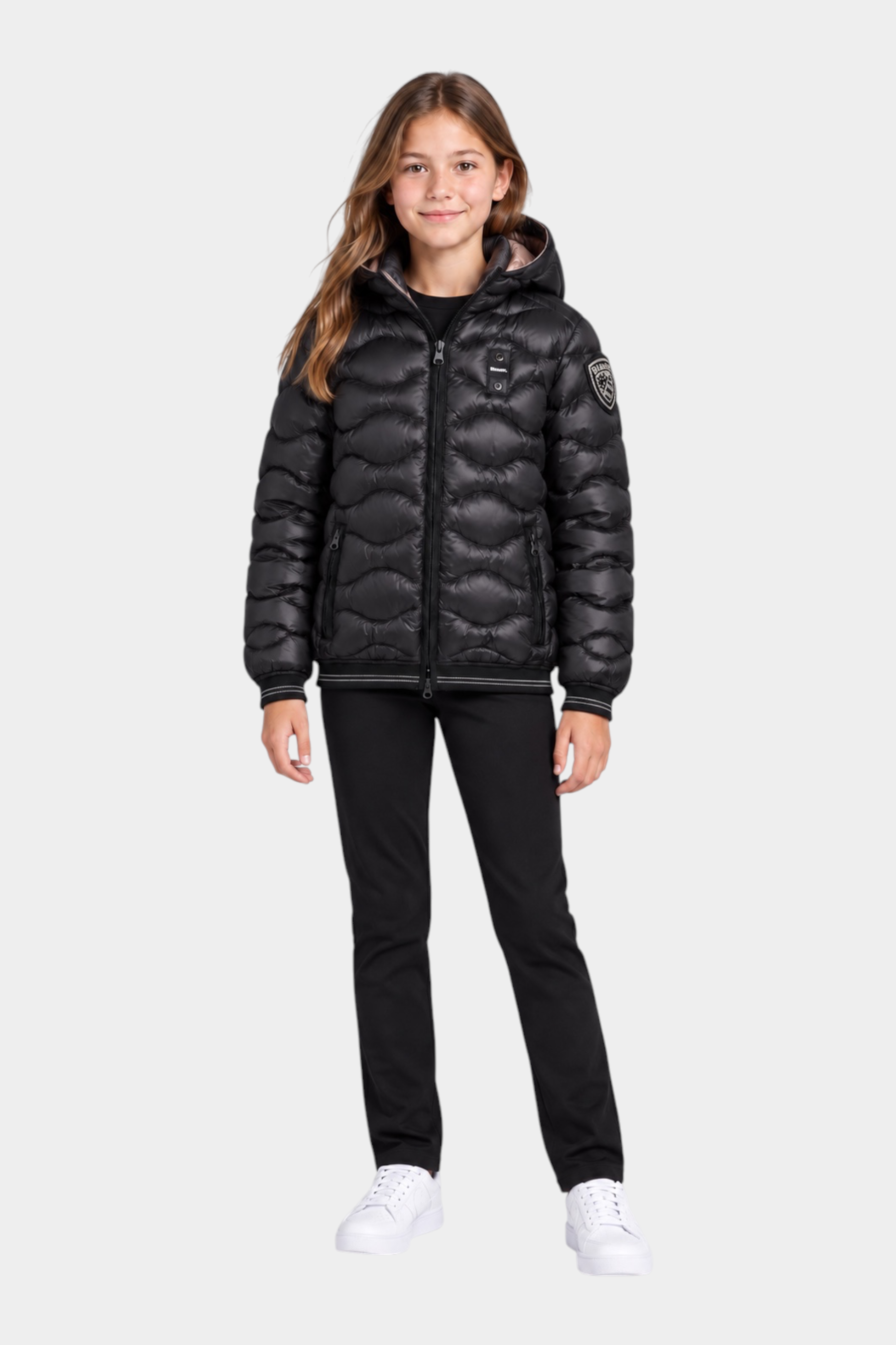 Ragazza indossa giubbino trapuntato nero BLAUER modello Lowell con cappuccio e logo sulla manica, Follower SRL