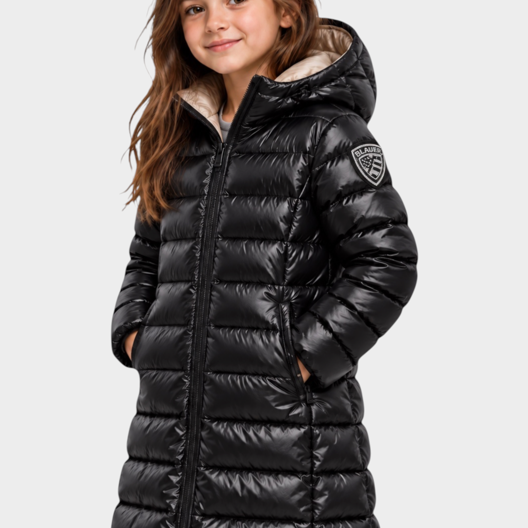 Bambina indossa giubbino trapuntato nero Follower SRL con cappuccio e logo Blauer sulla manica