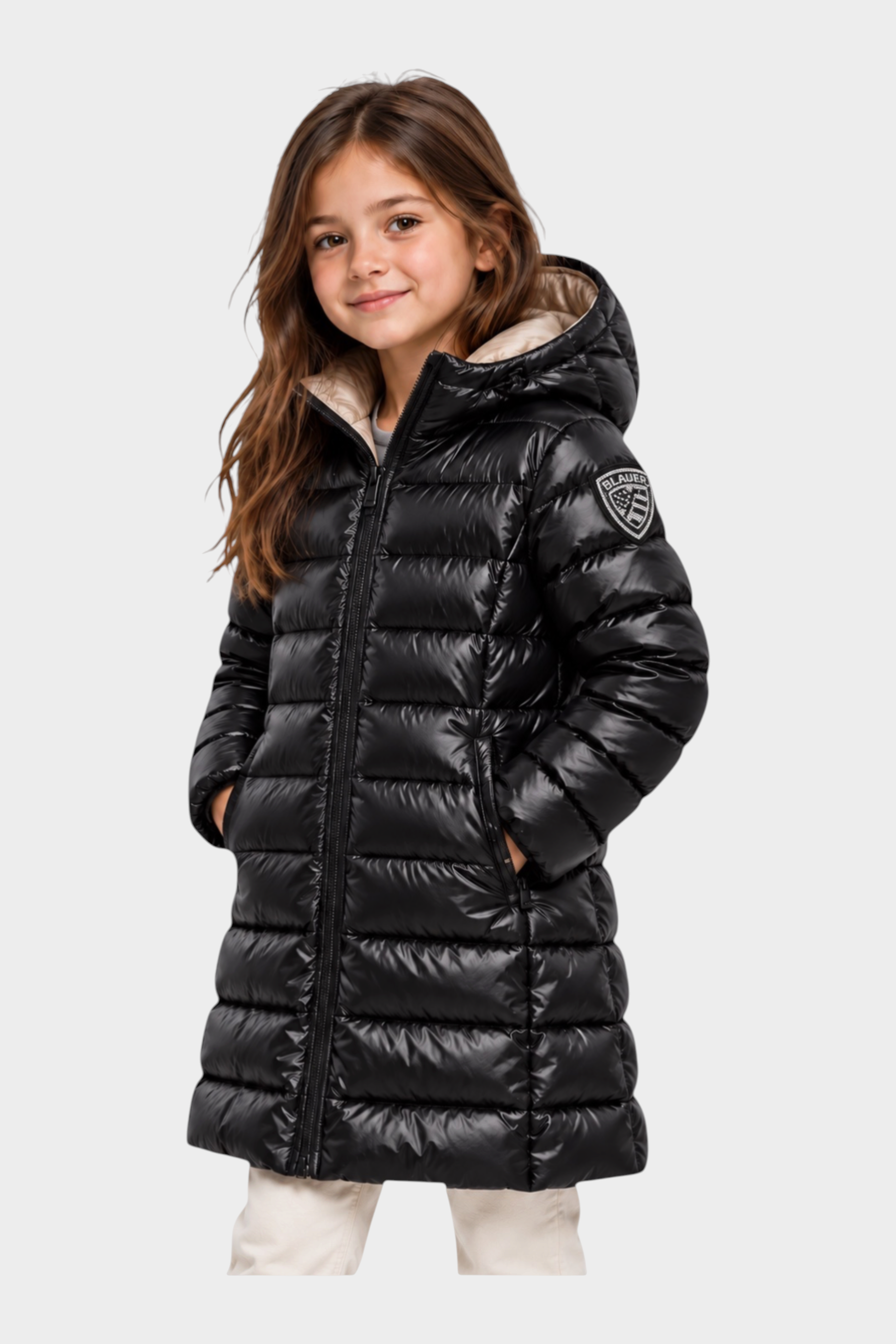 Bambina indossa giubbino trapuntato nero Follower SRL con cappuccio e logo Blauer sulla manica