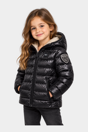 Bambina indossa giubbino invernale nero Blauer trapuntato con cappuccio e logo sulla manica, Follower SRL