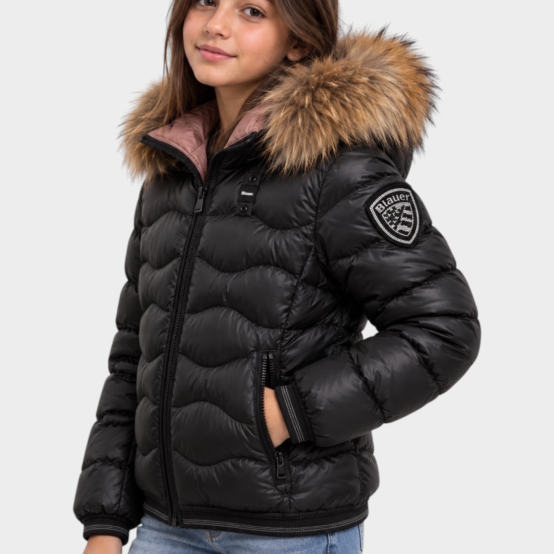 Giubbino nero trapuntato Follower SRL per bambina con cappuccio bordato in pelliccia e logo Blauer sulla manica