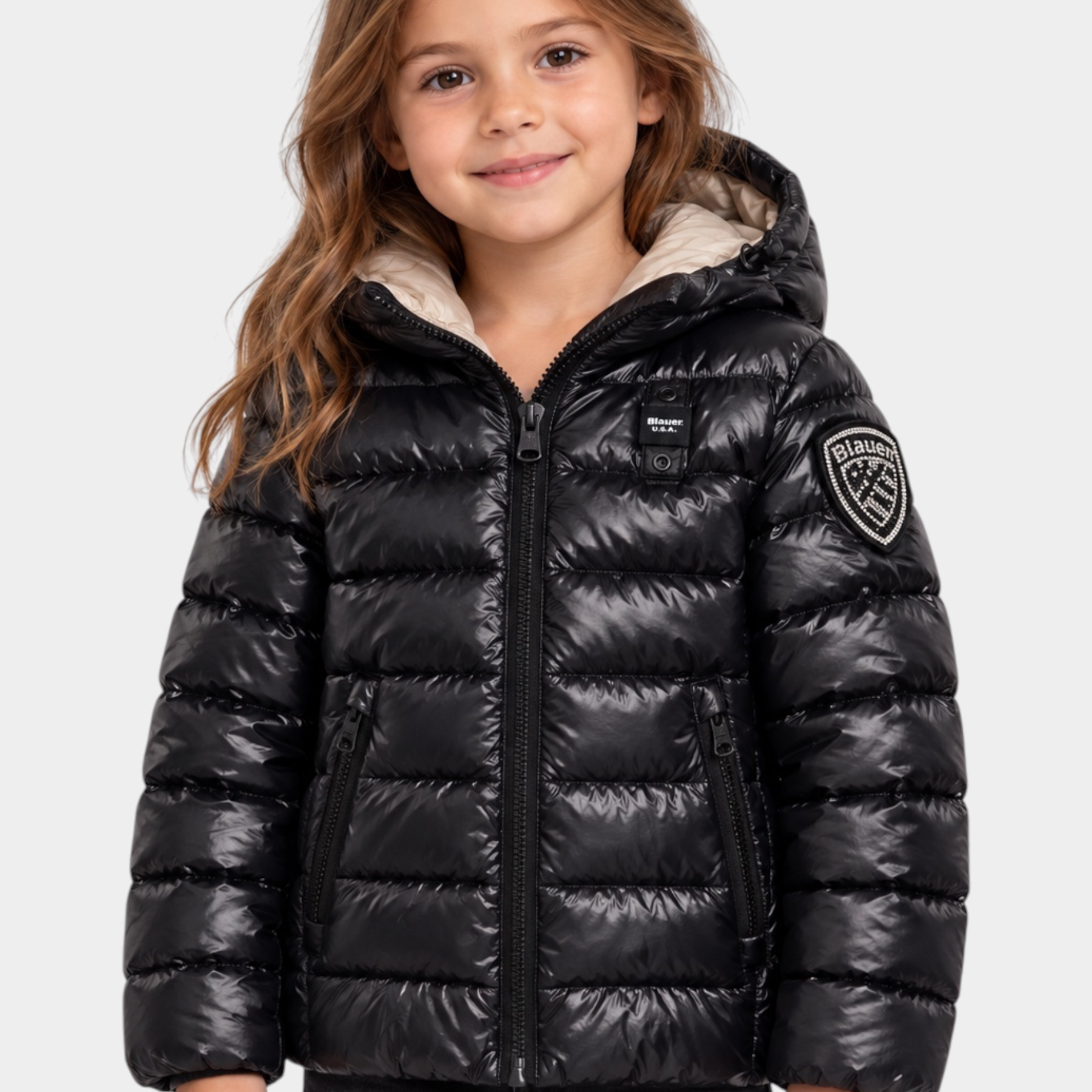 Bambina indossa giubbino invernale nero Blauer Follower SRL in nylon idro rip con cappuccio e logo sulla manica