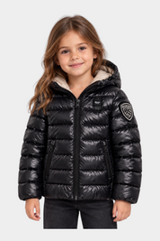 Bambina indossa giubbino invernale nero Blauer Follower SRL in nylon idro rip con cappuccio e logo sulla manica